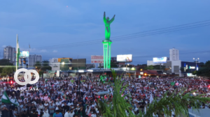 Ciudadanos cruceños vestidos de blanco en el Cristo Redentor. Foto. gentileza