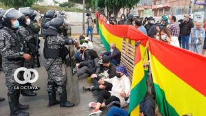 Este pasado 16 de enero, el Movimiento Cívico Nacional, mediante una resolución determinó levantar los bloqueos de carreteras del departamento de Santa Cruz, además de realizar un “gran cabildo” en los nueve departamentos de manera simultánea para este próximo 25 de enero. “En pro de unificar las medidas de protesta pacífica y democrática solicitamos al pueblo cruceño a levantar los bloqueos de carreteras comprometiéndonos en activar acciones y medidas de protesta nacional para defender la democracia y la libertad", manifestó Rómulo Calvo, presidente del Comité pro Santa Cruz. Este otra de las determinaciones, se encuentra la realización del gran cabildo para el miércoles 25 de enero, instancia en la que se abordará temas fundamentales como la justicia, la democracia, la situación de los 183 presos políticos, además de cómo conseguir la restauración del Estado de derecho. Asimismo, los cívicos se declararon en estado de emergencia y crearon el Comité Permanente de Defensa de la Ciudadanía, para coordinar y dar a conocer de manera sistemática y ordenada las actividades de protesta pacífica para “conseguir el Estado de derecho” y la liberación de más de 180 personas, que señalan, son víctimas de persecución política. “Ante el evidente fraude de las elecciones nacionales en octubre del 2019, Evo Morales renuncio y escapo asumiendo el mandato constitucional la expresidente Jeanine Añez dejando claramente que no existió un golpe de Estado por lo que cualquier proceso judicial por esta flagrante mentira es totalmente arbitrario, totalitario e inconstitucional”, afirmó Calvo. Por otro lado, aseguró que la población boliviana se encuentra en un estado de emergencia por la persecución política y el abuso de autoridad que ejerce el poder Ejecutivo, haciendo uso de la Policía con una “fuerza de represión criminal” contra la sociedad civil y dirigentes que piensen lo contrario a la línea política del Gobierno.