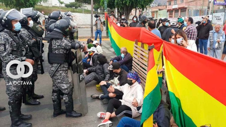 Este pasado 16 de enero, el Movimiento Cívico Nacional, mediante una resolución determinó levantar los bloqueos de carreteras del departamento de Santa Cruz, además de realizar un “gran cabildo” en los nueve departamentos de manera simultánea para este próximo 25 de enero. “En pro de unificar las medidas de protesta pacífica y democrática solicitamos al pueblo cruceño a levantar los bloqueos de carreteras comprometiéndonos en activar acciones y medidas de protesta nacional para defender la democracia y la libertad", manifestó Rómulo Calvo, presidente del Comité pro Santa Cruz. Este otra de las determinaciones, se encuentra la realización del gran cabildo para el miércoles 25 de enero, instancia en la que se abordará temas fundamentales como la justicia, la democracia, la situación de los 183 presos políticos, además de cómo conseguir la restauración del Estado de derecho. Asimismo, los cívicos se declararon en estado de emergencia y crearon el Comité Permanente de Defensa de la Ciudadanía, para coordinar y dar a conocer de manera sistemática y ordenada las actividades de protesta pacífica para “conseguir el Estado de derecho” y la liberación de más de 180 personas, que señalan, son víctimas de persecución política. “Ante el evidente fraude de las elecciones nacionales en octubre del 2019, Evo Morales renuncio y escapo asumiendo el mandato constitucional la expresidente Jeanine Añez dejando claramente que no existió un golpe de Estado por lo que cualquier proceso judicial por esta flagrante mentira es totalmente arbitrario, totalitario e inconstitucional”, afirmó Calvo. Por otro lado, aseguró que la población boliviana se encuentra en un estado de emergencia por la persecución política y el abuso de autoridad que ejerce el poder Ejecutivo, haciendo uso de la Policía con una “fuerza de represión criminal” contra la sociedad civil y dirigentes que piensen lo contrario a la línea política del Gobierno.