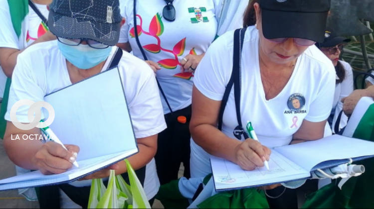 Cruceños firmando los libros para el revocatorio del alcalde de Santa Cruz. Foto. El ojo del ciudadano federal