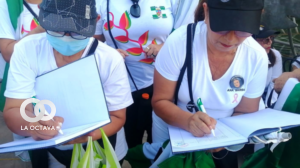 Cruceños firmando los libros para el revocatorio del alcalde de Santa Cruz. Foto. El ojo del ciudadano federal