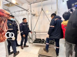 Este 13 de enero, en horas de la madrugada, el Viceministerio de Defensa de los Derechos del Usuario y Consumidor sancionó a dos frigoríficos de la zona Villa Bolívar de la ciudad de El Alto, cuyas balanzas fueron alteradas en 3 y 5 kilos. Durante el operativo de control se evidenció una variación en el peso de la carne de res. “Están engañando a los trabajadores en carne, quienes venden este producto a los mercados, porque les están dando un peso menor, entre 3 y 5 kilos de diferencia. Eso afecta a los trabajadores en carne que están en los diferentes mercados del país”, señaló Jorge Silva, Viceministro de Defensa de los Derechos del Usuario y Consumidor. Silva, aclaró que ese tipo de hechos incurre en el delito de “ganancias ilícitas”, además de lograr el arresto de una persona que fue remitida al Ministerio Público con fines investigativos. Ambos establecimientos de distribución de carne de res recibieron una sanción pecuniaria; uno, con 3.000 UFV (Unidad de Fomento a la Vivienda) y el otro con 10.000 UFV. Además, se evidenció un incremento de hasta Bs. 3.50 en el kilo gancho de carne de res, de esta manera, Silva garantizó el abastecimiento de la carne de res en los mercados de La Paz y El Alto, y advirtió con proceso a las personas que incurran en el delito de agio, especulación o la alteración de instrumentos de pesaje.