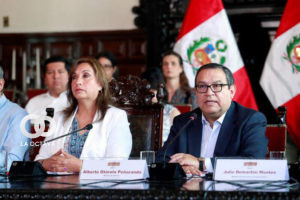 Imagen de archivo de la presidenta de Perú, Dina Boluarte, y su entonces ministro de Defensa, Alberto Otárola, durante un encuentro con los medios en Lima, Perú.