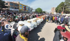 En Juliaca realizaron un adiós simbólico con ataúdes. Foto,. La República.