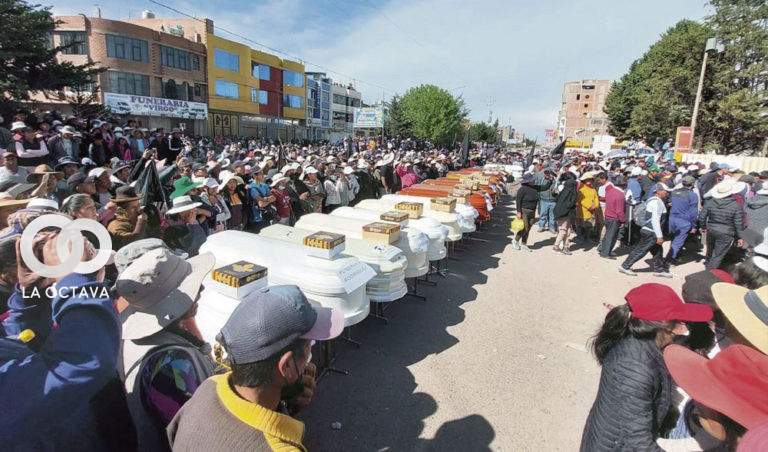 En Juliaca realizaron un adiós simbólico con ataúdes. Foto,. La República.