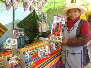 Feria de artesanos mayoristas en la ciudad de El Alto.