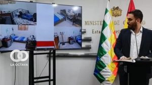 Ministro Del Castillo mostrando fotografías de Camacho