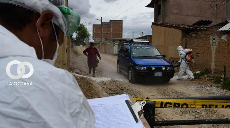 Técnicos del Senasag fumigan área con brote de gripe aviar en Sacaba