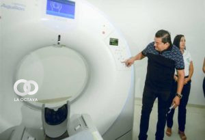 Jhonny Fernández, entrega equipos médicos.