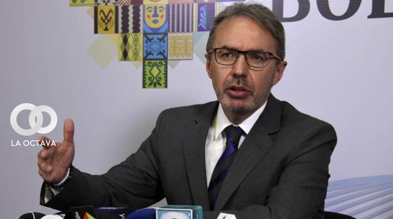 Este pasado 11 de enero, Jorge Richter, Vocero Presidencial, informó que el gobierno boliviano aún no fue notificado por el gobierno peruano sobre la prohibición que tiene Evo Morales, ex Presidente de Bolivia y a ocho allegados para ingresar a ese país. “Esperamos que se notifique al Gobierno de Bolivia y la Cancillería se va a referir a ese tema. (…) La decisión es peruana, la decisión es del Perú, no es de Bolivia. (…) (Si ha cometido o no injerencia) eso hay que preguntarle al señor Evo Morales”, declaró Richter. Recordemos que este pasado lunes, Perú informó que se resolvió prohibir el ingreso a Evo Morales y a otros 8 ciudadanos bolivianos, a los que se acusa de haber efectuado actividades de índole política proselitista y haber afectado la seguridad nacional del país vecino. Sin embargo, la dirección nacional del MAS, emitió un comunicado para calificar de ridículos e infantiles los argumentos que usó el gobierno del Perú para vetar de su territorio al expresidente Morales. En cambio, la oposición boliviana observó con buenos ojos la decisión del gobierno de Dina Ercilia Boluarte.