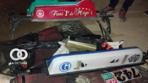 Letreros de los vehículos que se encontraron en la vivienda de la zona del Distrito 8 de El Alto. Foto. RRSS.