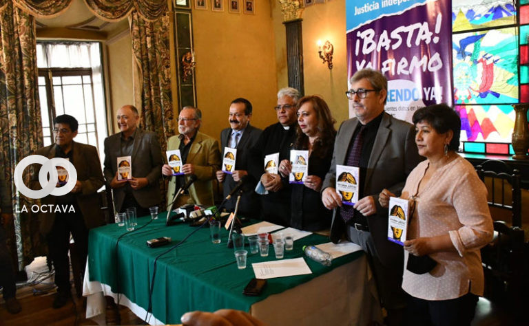 Los juristas independientes junto a representantes de la Iglesia y organizaciones de la sociedad. Foto. cortesía.