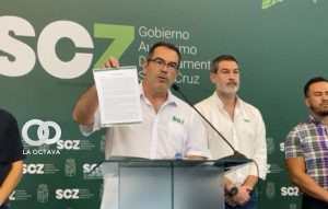 Mario Aguilera, muestra uno de los decretos departamentales firmados por Camacho. Foto. GADSCZ