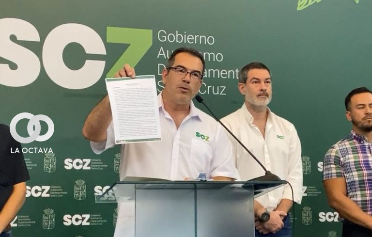 Mario Aguilera, muestra uno de los decretos departamentales firmados por Camacho. Foto. GADSCZ