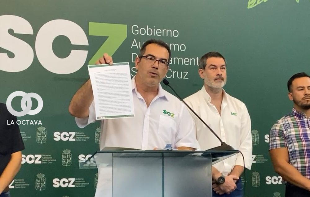 Mario Aguilera, muestra uno de los decretos departamentales firmados por Camacho. Foto. GADSCZ