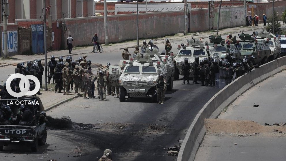 Militares salen a las calles ante bolvianos movilizados el 2019.