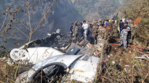 Partes del avión de la compañía Yeti Airlines que sufrió el trágico accidente aéreo.