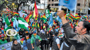 Personas de cochabamba marchan por presos políticos y Camacho.