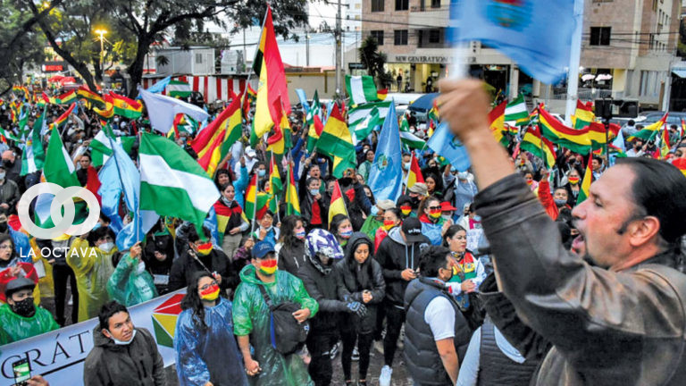 Personas de cochabamba marchan por presos políticos y Camacho.