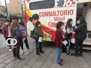 Este 16 de enero, la Alcaldía de La Paz, informó que apuesta por la vacunación contra la Covid-19 y la influenza en seis puntos habilitados las 24 horas al día y los siete días de la semana, durante todo enero. De acuerdo a los informes, los hospitales municipales La Merced, Los Pinos, La Portada, Cotahuma y La Paz, y Auxilio La Paz 167, son los establecimientos donde la población puede acudir. Sin embargo, en la plaza San Francisco la atención es de 14:00 a 20:00, con la presentación de la fotocopia del carnet de identidad. En los nosocomios ediles se vacuna a la población con las cinco dosis de la Covid-19 y la influenza que consta de una dosis anual y puede aplicarse a toda la ciudadanía, además de enfermos crónicos. Además, se brinda atención en medicina general, en emergencias médicas y suscripción al Seguro Único de Salud (SUS). Para recibir cualquier dosis de la vacuna contra la Covid-19 en todos los puntos de vacunación, la ciudadanía debe presentar la fotocopia de la cédula de identidad y el carnet de vacunación en caso de requerir la segunda, tercera o cuarta dosis. Asimismo, los menores de 18 años deben estar acompañados por sus progenitores y tendrán que adjuntar el consentimiento firmado por su padre o madre, el cual pueden descargar de las redes sociales de la Secretaría Municipal de Salud y Deportes, Servicio Departamental de Salud (Sedes) y Ministerio de Salud.