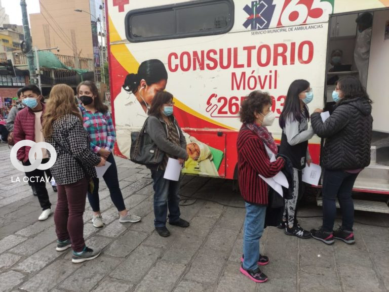 Este 16 de enero, la Alcaldía de La Paz, informó que apuesta por la vacunación contra la Covid-19 y la influenza en seis puntos habilitados las 24 horas al día y los siete días de la semana, durante todo enero. De acuerdo a los informes, los hospitales municipales La Merced, Los Pinos, La Portada, Cotahuma y La Paz, y Auxilio La Paz 167, son los establecimientos donde la población puede acudir. Sin embargo, en la plaza San Francisco la atención es de 14:00 a 20:00, con la presentación de la fotocopia del carnet de identidad. En los nosocomios ediles se vacuna a la población con las cinco dosis de la Covid-19 y la influenza que consta de una dosis anual y puede aplicarse a toda la ciudadanía, además de enfermos crónicos. Además, se brinda atención en medicina general, en emergencias médicas y suscripción al Seguro Único de Salud (SUS). Para recibir cualquier dosis de la vacuna contra la Covid-19 en todos los puntos de vacunación, la ciudadanía debe presentar la fotocopia de la cédula de identidad y el carnet de vacunación en caso de requerir la segunda, tercera o cuarta dosis. Asimismo, los menores de 18 años deben estar acompañados por sus progenitores y tendrán que adjuntar el consentimiento firmado por su padre o madre, el cual pueden descargar de las redes sociales de la Secretaría Municipal de Salud y Deportes, Servicio Departamental de Salud (Sedes) y Ministerio de Salud.