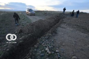 Sanja cavada en una de las vías de acceso al penal de La Paz.