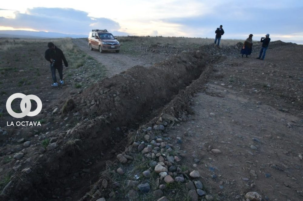 Sanja cavada en una de las vías de acceso al penal de La Paz.