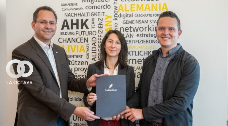 Foto (de izq. a derecha): Rodolfo Richter, Gerente General de la AHK Bolivia; Vera Franken, Directora de Comercio Exterior de la AHK Bolivia; Jonas Fleer, Encargado de proyectos educativos de la Frankfurt School of Finance & Management