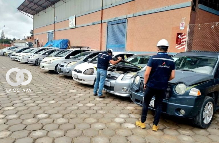 Aduana comisa vehículos ilegales.
