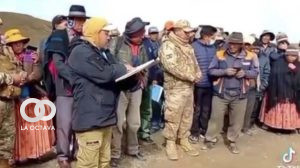 Campesinos obligan a militares a firmar un pacto.