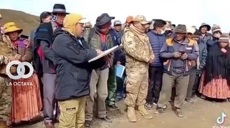 Campesinos obligan a militares a firmar un pacto.