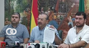 El presidente del Comité pro Santa Cruz, Rómulo Calvo (c), en rueda de prensa. Foto. captura video