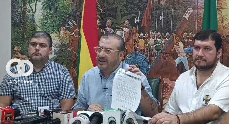 El presidente del Comité pro Santa Cruz, Rómulo Calvo (c), en rueda de prensa. Foto. captura video