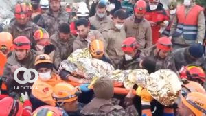 Hombre es rescatado con vida en Turquía.