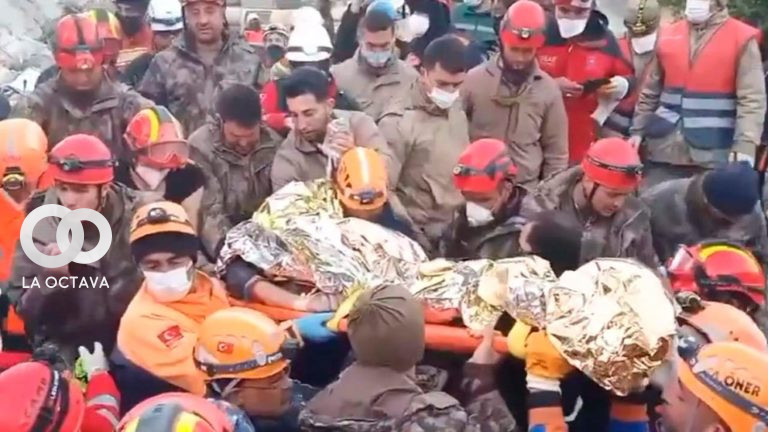 Hombre es rescatado con vida en Turquía.