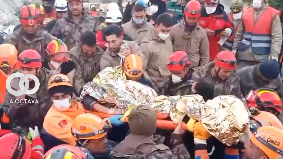 Hombre es rescatado con vida en Turquía.