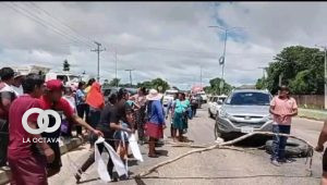 Bloqueo de Padres de familia en Santa Cruz