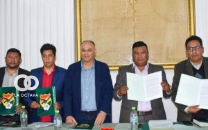 Fernando Costa (centro) junto con los parlamentarios de la brigada de La Paz