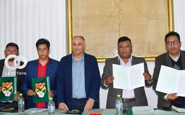 Fernando Costa (centro) junto con los parlamentarios de la brigada de La Paz