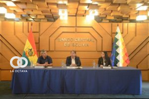 Presidente del Banco Central de Bolivia, Edwin Rojas Ulo (centro) junto al past Presidente de la CAMEX, Guillermo Pou Mont (izq.) y Marioly Ottich Tarifa, Gerente Regional del Banco Unión (der.)
