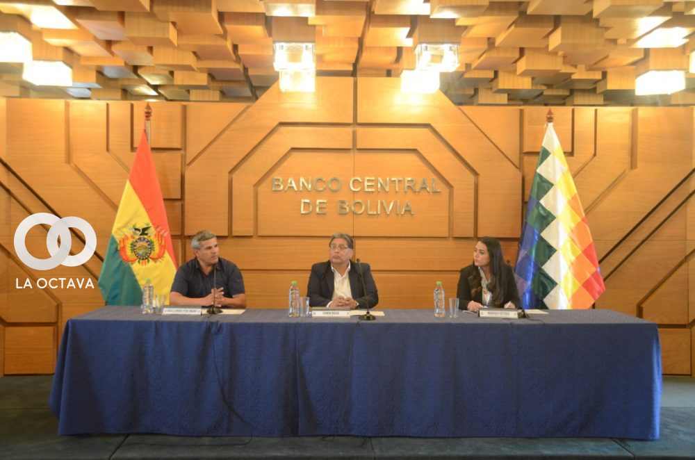 Presidente del Banco Central de Bolivia, Edwin Rojas Ulo (centro) junto al past Presidente de la CAMEX, Guillermo Pou Mont (izq.) y Marioly Ottich Tarifa, Gerente Regional del Banco Unión (der.)