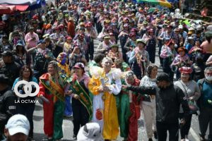 Ivan Arias alcalde de La Paz, hizo su paso por el desfile de pepinos