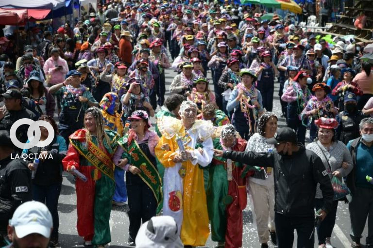 Ivan Arias alcalde de La Paz, hizo su paso por el desfile de pepinos