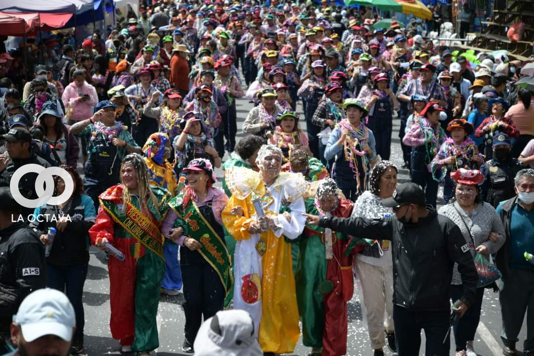 Ivan Arias alcalde de La Paz, hizo su paso por el desfile de pepinos
