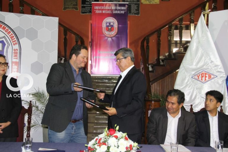 Firma del acuerdo de YPFB y UJMS