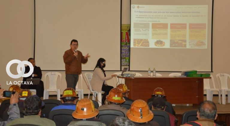 Vicepresidente del BCB, Oscar Ferrufino, explica el proyecto de Ley a los afiliados a FECOMAN