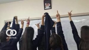 Colegialas quitándose el pañuelo en la cabeza para desafiar al Gobierno islámico se volvieron virales