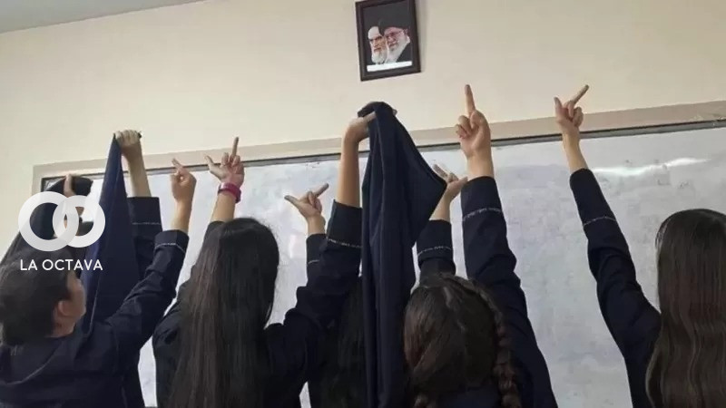 Colegialas quitándose el pañuelo en la cabeza para desafiar al Gobierno islámico se volvieron virales