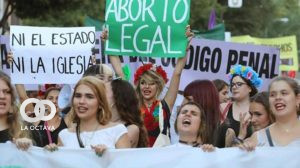 Mujeres en Madrid se manifiestan contra los déficits del aborto.