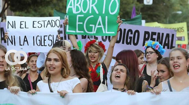 Mujeres en Madrid se manifiestan contra los déficits del aborto.